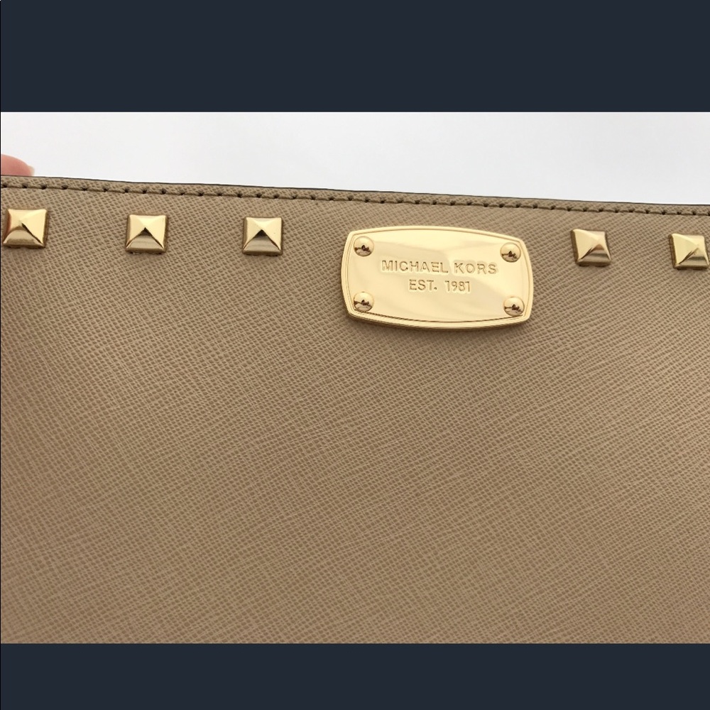 NWT Michael Kors Sandrine Stud Leather Large Cross - Picture 4 of 8